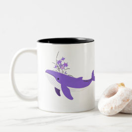 Caneca De Café Em Dois Tons Manifestação de Baleia e Lírios Estéticos Roxos