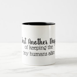 Caneca De Café Em Dois Tons Mantendo os seres humanos pequenos vivos