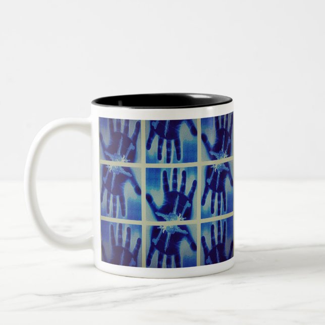Caneca De Café Em Dois Tons mão azul assustadora (Esquerda)