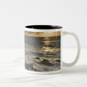 Caneca De Café Em Dois Tons Mar Caribe, Ilhas Cayman.  Ondas de queda 2