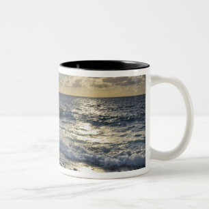 Caneca De Café Em Dois Tons Mar do Caribe, Ilhas Cayman. Ondas batendo