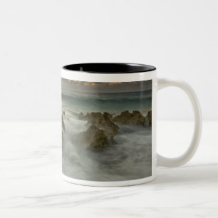 Caneca De Café Em Dois Tons Mar do Caribe, Ilhas Cayman. Ondas batendo 3