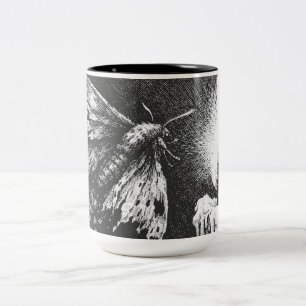 Caneca De Café Em Dois Tons Mariposa para a Chama — por BurnsInHell
