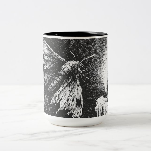 Caneca De Café Em Dois Tons Mariposa para a Chama — por BurnsInHell (Centro)