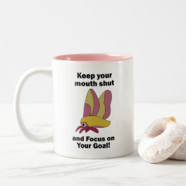 Caneca De Café Em Dois Tons Mariposa Rosa Mantendo a Boca Fechada Foco nos Obj