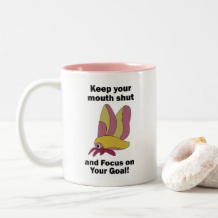 Caneca De Café Em Dois Tons Mariposa Rosa Mantendo a Boca Fechada Foco nos Obj