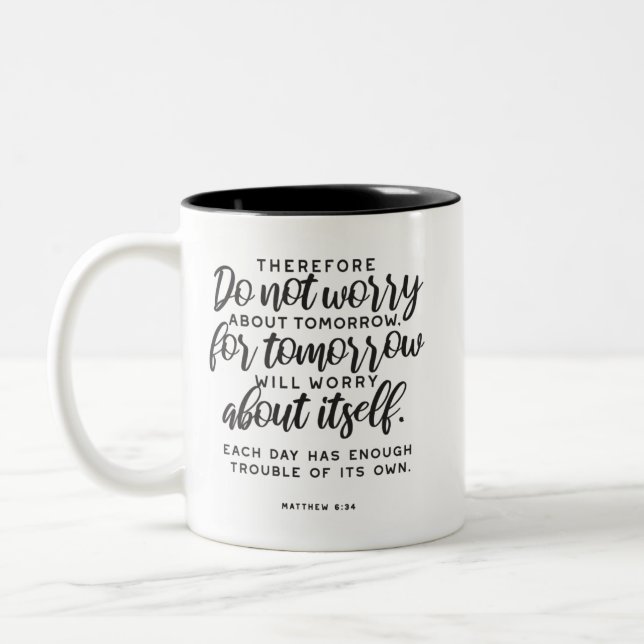 Caneca De Café Em Dois Tons Matthew 6:34 Bíblia Verse (Esquerda)
