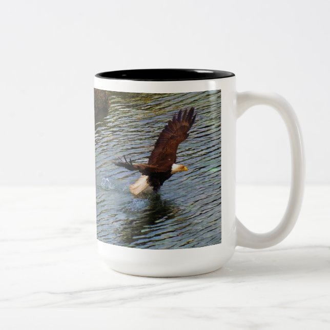 Caneca De Café Em Dois Tons Mature Bald Eagle Caçando Arte Selvagem (Direita)