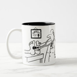Caneca De Café Em Dois Tons Médico com Stetoscope Verificando Pés
