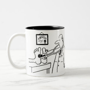Caneca De Café Em Dois Tons Médico com Stetoscope Verificando Pés