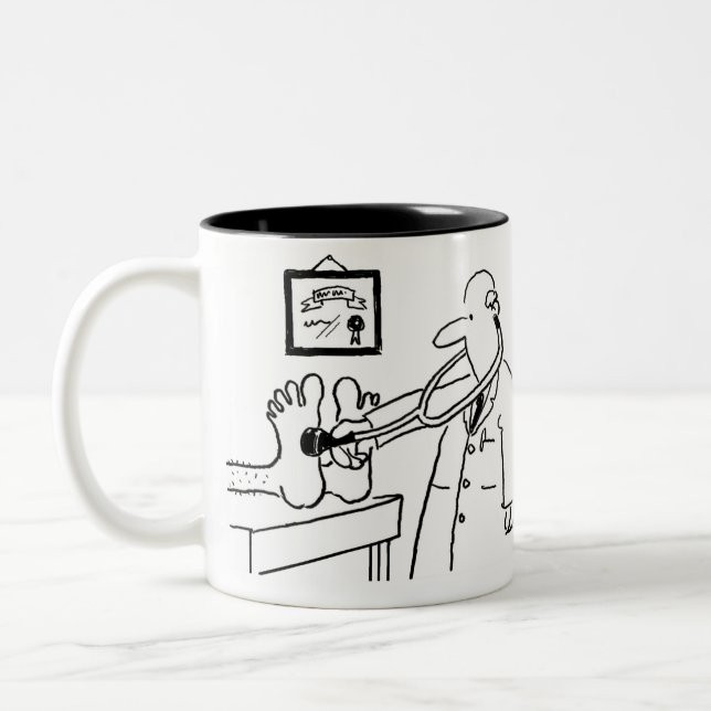 Caneca De Café Em Dois Tons Médico com Stetoscope Verificando Pés (Esquerda)