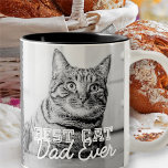 Caneca De Café Em Dois Tons Melhor Pai de Cat de Foto Personalizada e Nome de<br><div class="desc">Este design simples e clássico é composto por tipografia serif e adiciona uma foto personalizada</div>