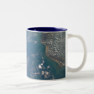 Caneca De Café Em Dois Tons Membro da terra da NASA tomado pelo vaivém