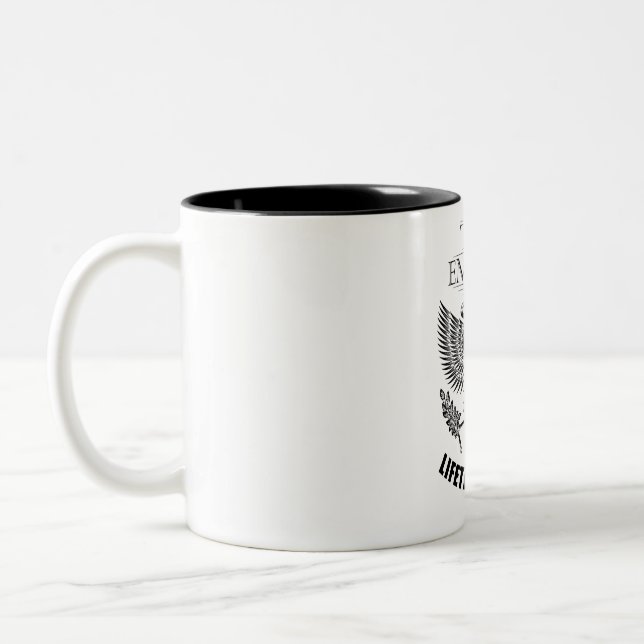 Caneca De Café Em Dois Tons Membro do Time Emmons (Esquerda)
