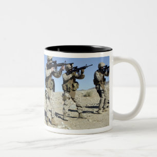 Caneca De Café Em Dois Tons Membros da Equipe de Transmissão Militar