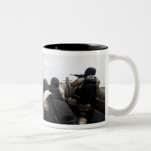 Caneca De Café Em Dois Tons Membros da visita, o conselho, busca