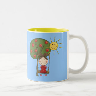 Caneca De Café Em Dois Tons Menina em t-shirt e em presentes do balanço