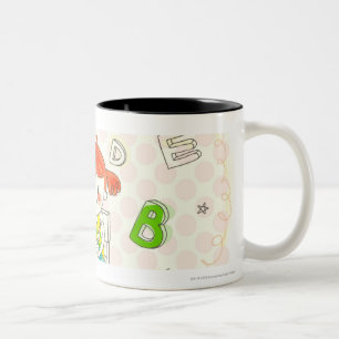 Caneca De Café Em Dois Tons Menina que senta-se na cadeira, estudando