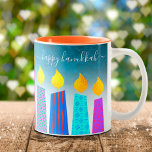 Caneca De Café Em Dois Tons Menorah Candles Happy Hanukkah Script em Turquesa<br><div class="desc">"Feliz Hanukkah." Aqui está uma maneira fácil de entrar no clima de feriado toda manhã. Adicione mais brilho ao seu dia sempre que relaxar com sua bebida favorita nesta caneca de café Chanucá colorida e personalizada. Uma ilustração lúdica e artística de velas menorah azuis com padrões de folhas falsas coloridas...</div>