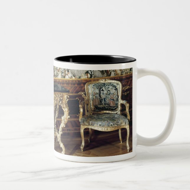 Caneca De Café Em Dois Tons Mesa de console e duas poltronas, 1745 (Direita)