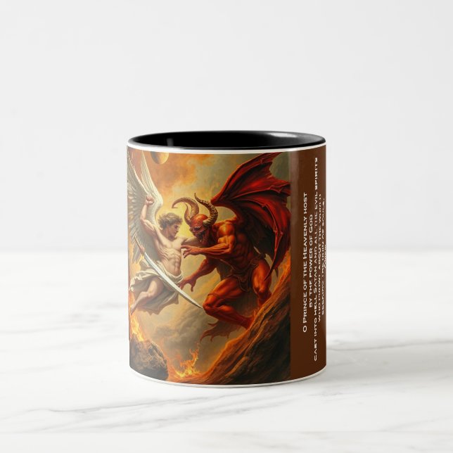 Caneca De Café Em Dois Tons Michael, o Arcanjo, lança Satã de dois tons. (Centro)