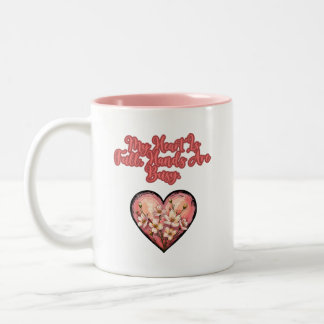 Caneca De Café Em Dois Tons Minha Coração Está Cheio Mãos Estão Ocupadas Vida