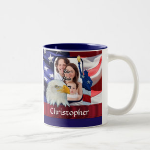 Caneca De Café Em Dois Tons Modelo de foto do Ícone Americano Patriótico