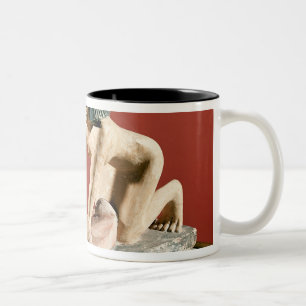 Caneca De Café Em Dois Tons Modelo de uma grão de moedura da mulher, reino