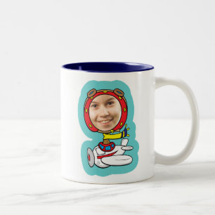 Caneca De Café Em Dois Tons Modelo piloto engraçado da cara da foto