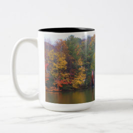 Caneca De Café Em Dois Tons Moinho antigo no outono.