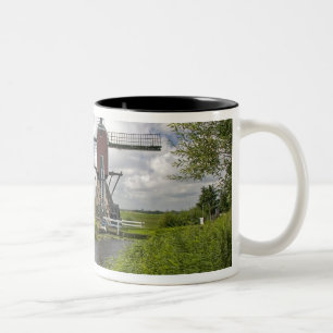 Caneca De Café Em Dois Tons Moinho de vento ao longo de um canal a leste de Le