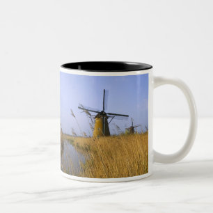 Caneca De Café Em Dois Tons Moinhos de vento ao longo do canal em Kinderdijk,