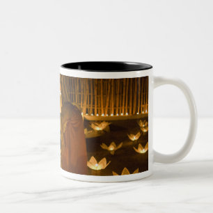 Caneca De Café Em Dois Tons Monges acendendo velas e lanternas khom loy para