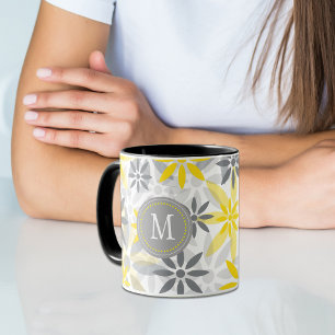 Caneca De Café Em Dois Tons Monograma cinzento amarelo do gráfico da flor