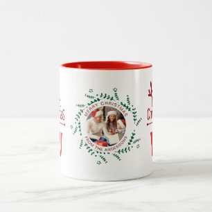 Caneca De Café Em Dois Tons Monograma da família de fotos de Natal em Wreath