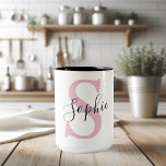 Caneca De Café Em Dois Tons Monograma de Nome Personalizado Moderno - Rosa<br><div class="desc">Monograma de Nome Personalizado Moderno - Rosa</div>