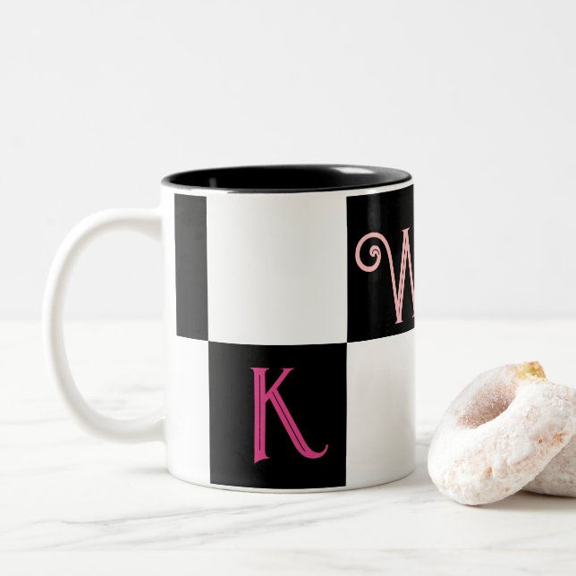 Caneca De Café Em Dois Tons Monograma Moderno Preto e Branco (Com Donut)