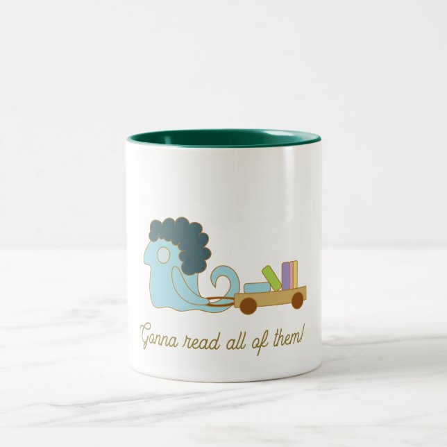 Caneca De Café Em Dois Tons Monstro azul bonito com um carrinho de livros (Centro)