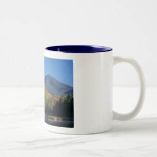 Caneca De Café Em Dois Tons Montanha de Whiteface sobre pouca lagoa de