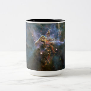Caneca De Café Em Dois Tons Montanha Mística no Espaço Hubble na Nebulosa Cari