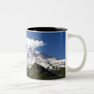 Caneca De Café Em Dois Tons Montanha tampada neve com céu azul & floresta