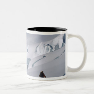 Caneca De Café Em Dois Tons Montanhista no glaciar Tasman no Monte