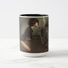 Caneca De Café Em Dois Tons Morte e jovem mulher