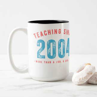 Caneca De Café Em Dois Tons Mug for teacher | Teaching since 2004