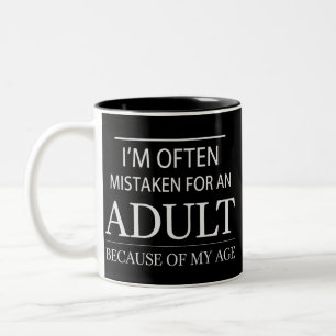 Caneca De Café Em Dois Tons Muitas Vezes Sou Confundido Com Um Adulto Por Caus