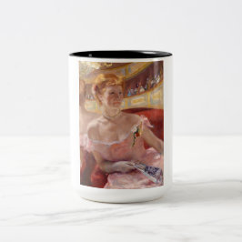 Caneca De Café Em Dois Tons Mulher Americana com Colar Pérola e Vestido Rosa
