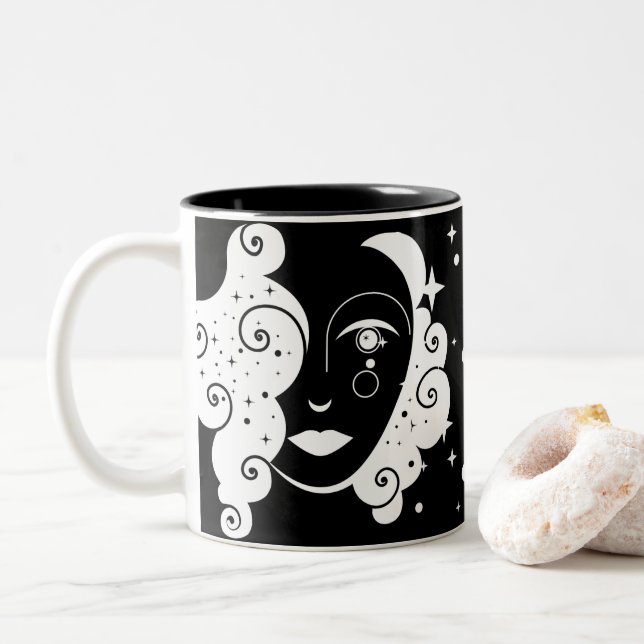 Caneca De Café Em Dois Tons Mulher Do BW Do Monograma Das Estrelas (Com Donut)