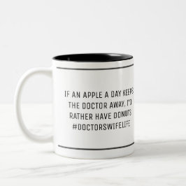 Caneca De Café Em Dois Tons Mulher do Doutor Engraçada Apple A Day