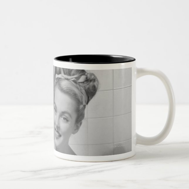 Caneca De Café Em Dois Tons Mulher envolvida acima (Direita)