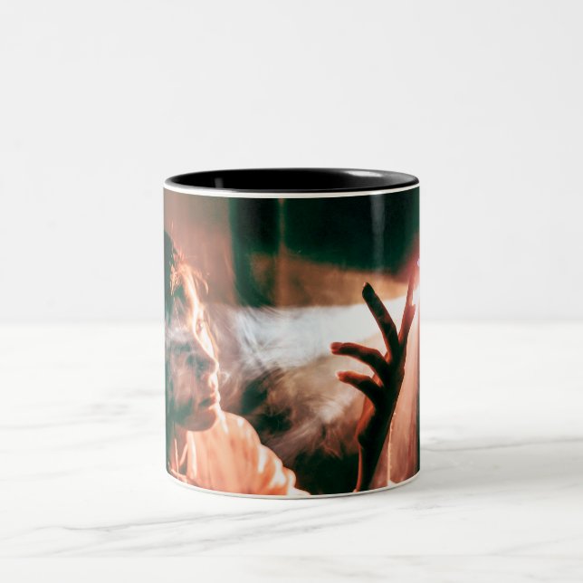 Caneca De Café Em Dois Tons Mulher na Luz e Fumaça (Centro)